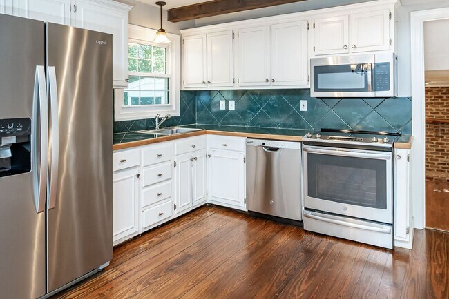 Building Photo - Generously Sized Midlothian Home Move In R...
