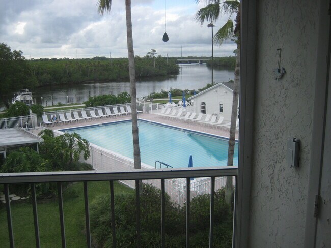 Building Photo - 2512 SE Anchorage Cove