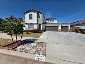 Building Photo - Newer 5 Bedroom 4.5 Bathroom in SE Visalia!! Coming soon!!