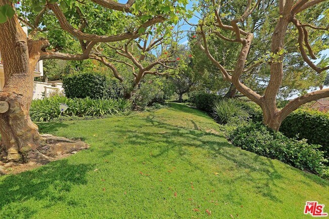 Building Photo - 682 Palisades Dr