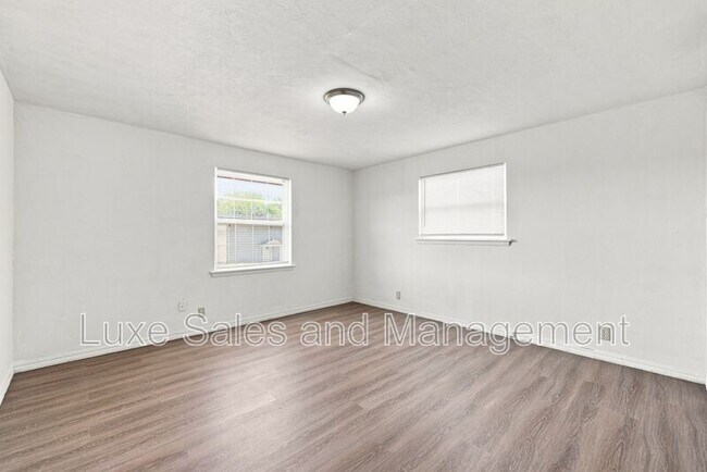 Building Photo - 700 NE 81st St