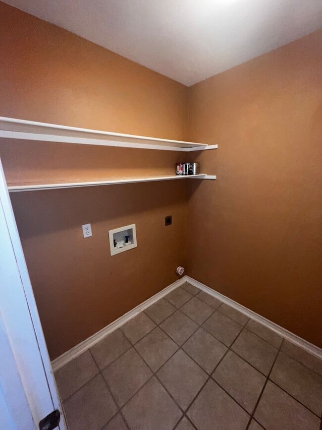 Building Photo - Nice home on The Island and just 1 mile from the beach, Large Master suite with dual closets