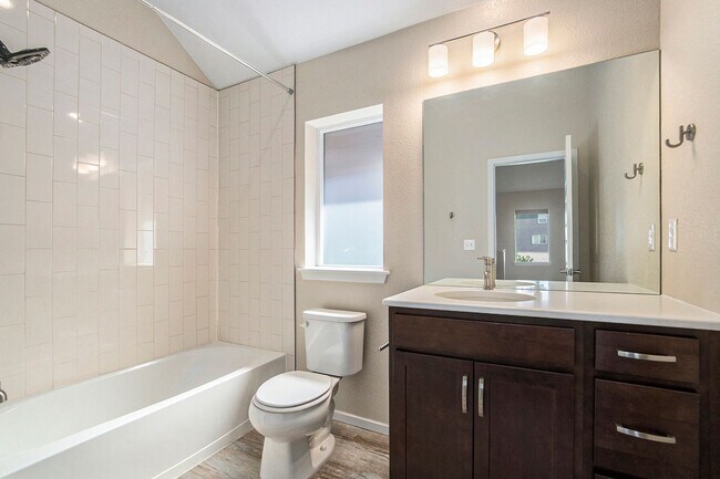 Building Photo - Gorgeous 4 Bed, 3.5 Bath Home in North West Denver