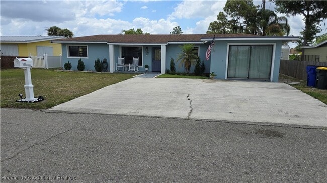 Building Photo - 639 Killarney Dr