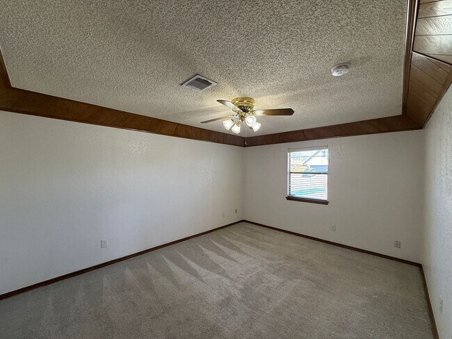 Building Photo - Welcome to this charming 3 bedroom, 2 bath...