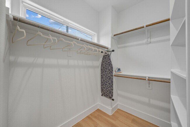 Building Photo - 3539 Mt Pleasant St