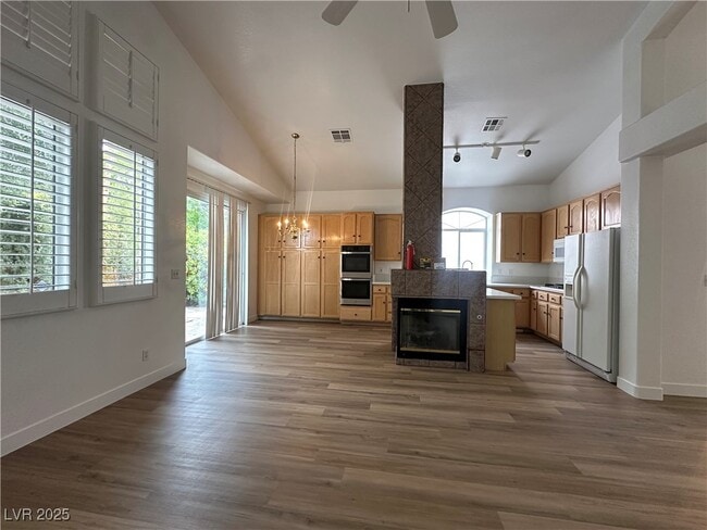 Building Photo - 2424 Shady Vista Dr