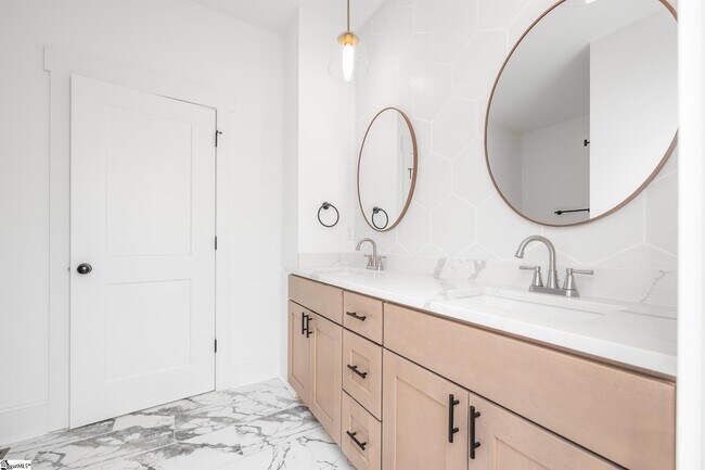 Building Photo - 305 Valley St