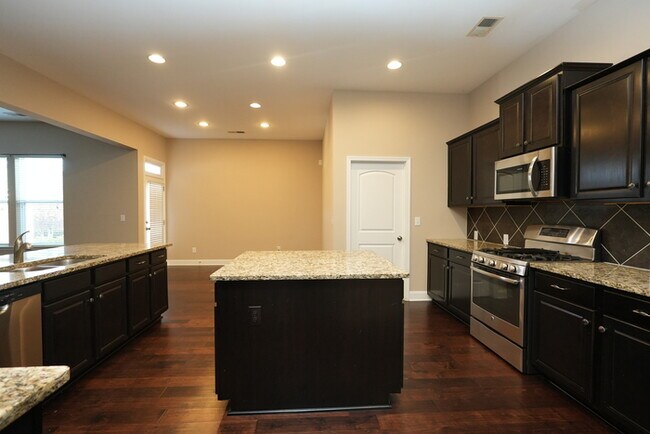 Building Photo - Bright 5BR w/ Island Kitchen,  Loft & 2-Car Garage in Mooresville