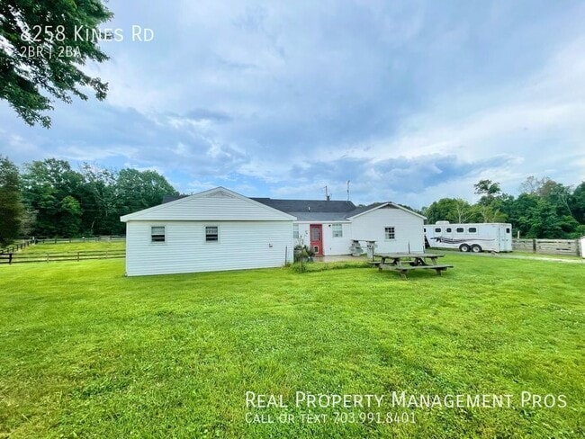 Building Photo - FIVE ACRE HORSE FARM!