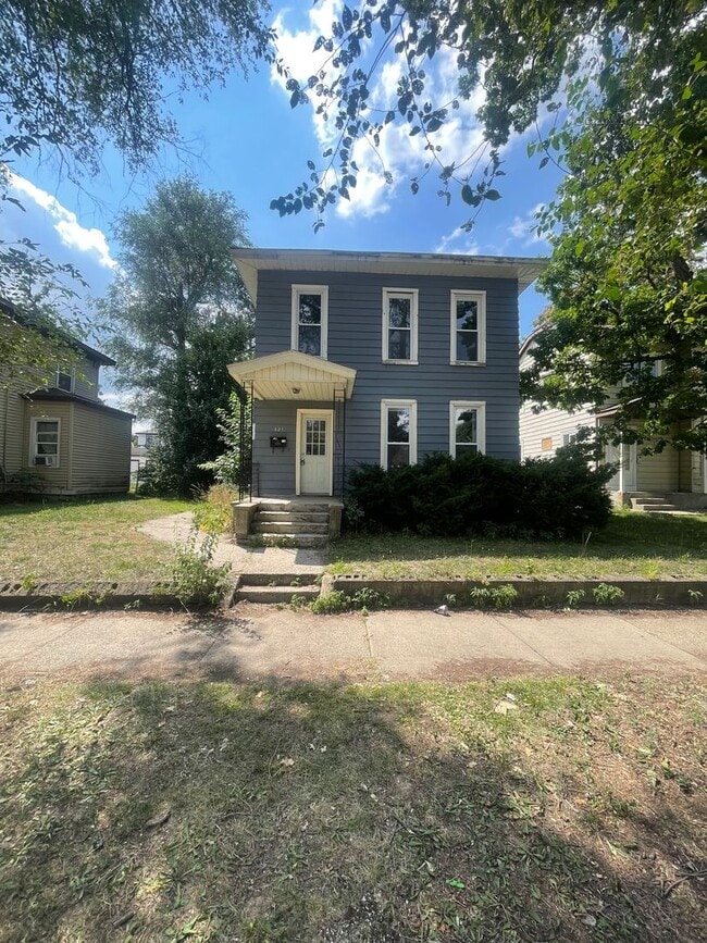 Building Photo - Three Bedroom Single Family Located Near D...