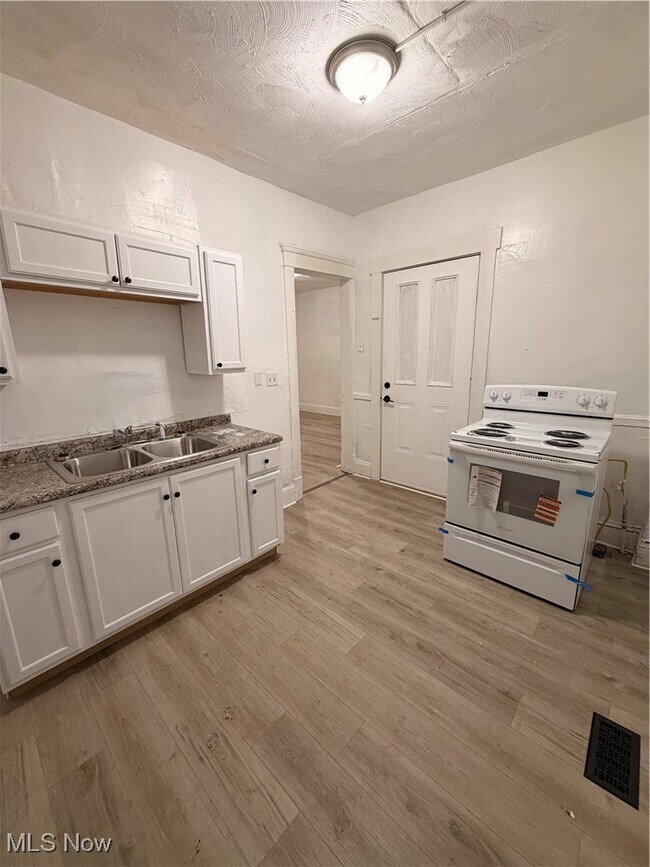 Building Photo - 10512 Greenlawn Ave