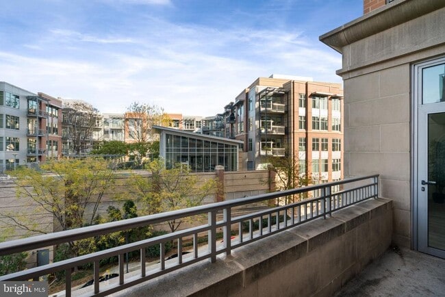 Building Photo - 8220 Crestwood Heights Dr