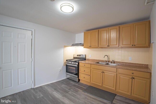 Building Photo - 122-122 Perry St