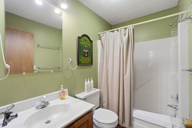 Building Photo - 610 Traci Ln