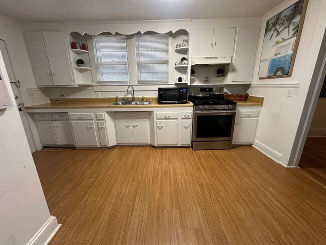 Building Photo - Charming 1 Bedroom, 1 Bath Furnished Home Available for Rent with Flexible Lease Terms