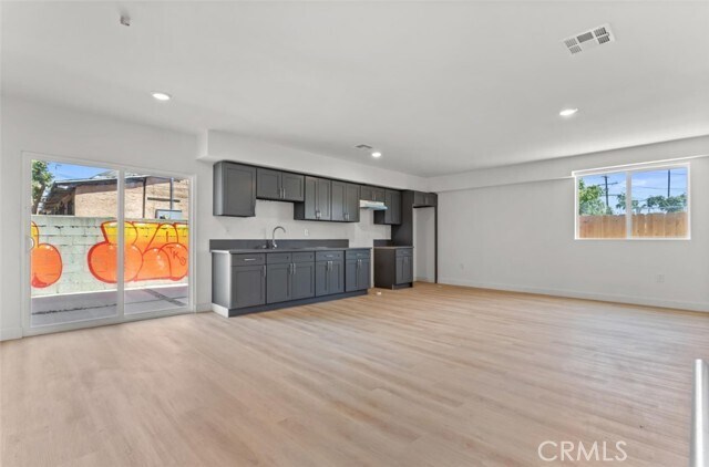 Building Photo - 705 W 80th St