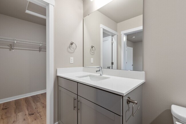 Building Photo - Modern 3 Bedroom Townhome with Designer Finishes in Lynnwood