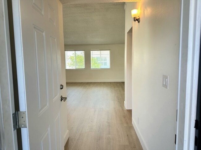 Building Photo - 717 W Provential Dr