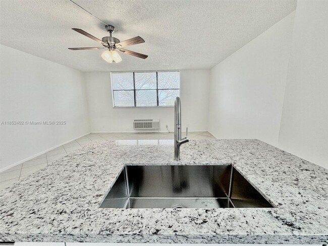 Building Photo - 2401 Riverside Dr