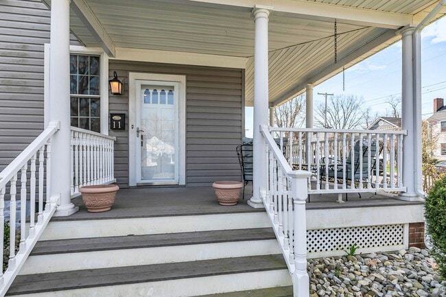 Building Photo - 11 Lakeside Ave