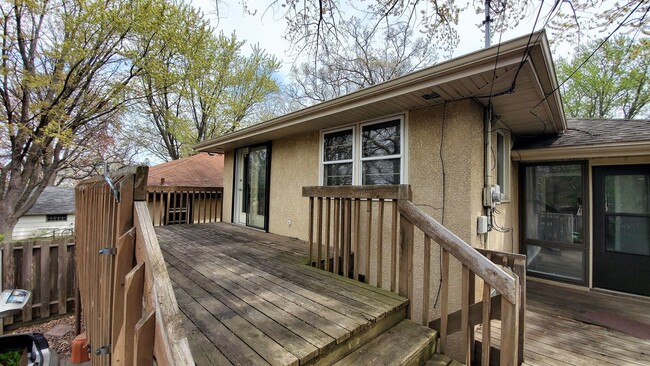 Building Photo - Updated 4 BR / 3 BA SFH w/ Hdwd Flrs, Sunny Porch, 2-car Garage in Robbinsdale!