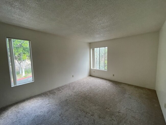 Building Photo - 1 Bedroom 1 Bathroom Single Story Condo on...