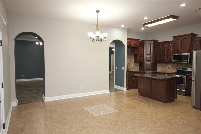 Building Photo - 610 Lyndal Ln