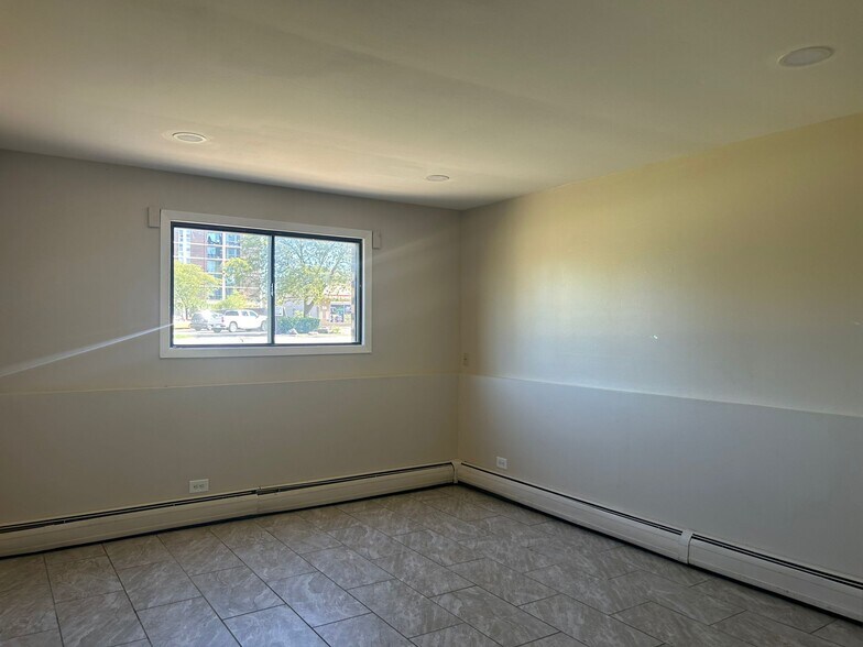 Building Photo - 1040 S York Rd