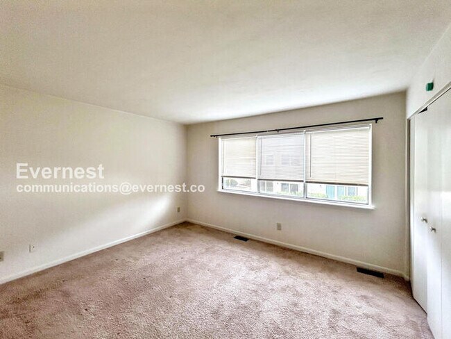 Building Photo - 2-Bedroom Townhome with Washer / Pet-frien...