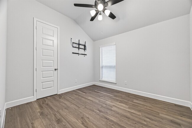 Building Photo - 302 Sky Top Dr