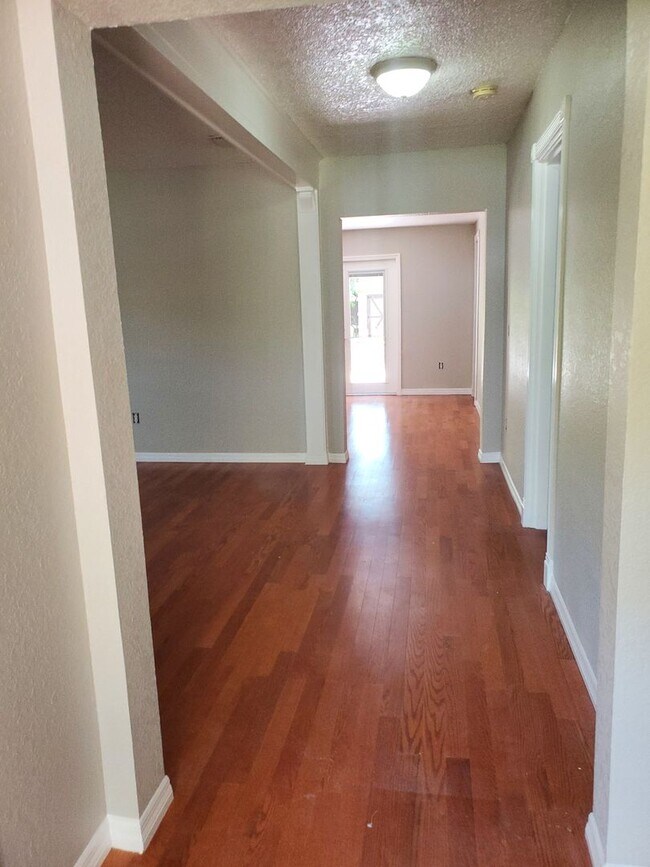 Building Photo - Charming Three bedroom one bath with huge backyard