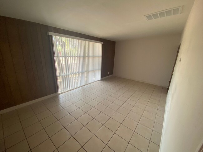 Building Photo - Light-Filled Tucson 2 Bedroom Rental – Mov...