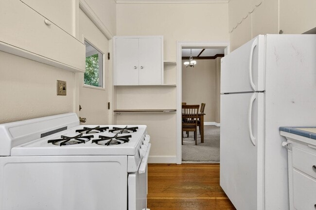 Building Photo - 713 SE 27th Ave