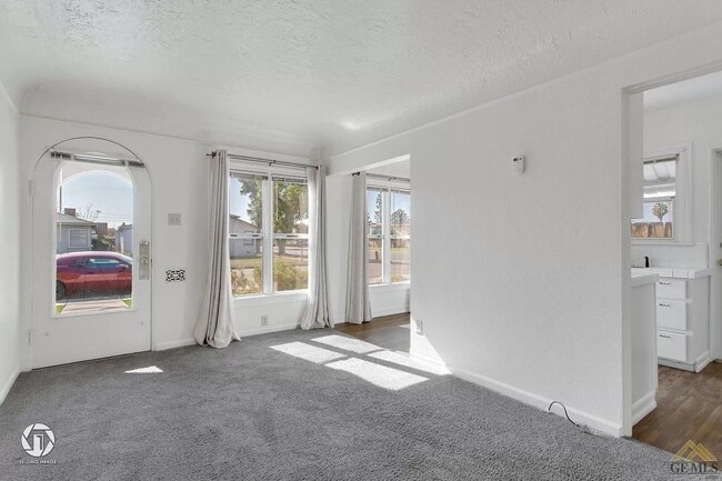 Building Photo - 1 Bedroom Bungalow w/Garage!