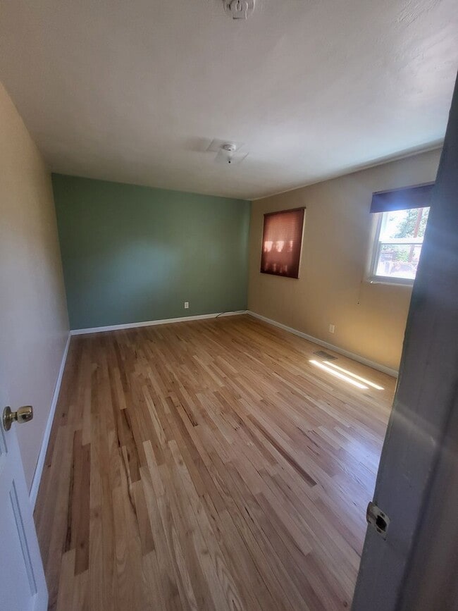 Building Photo - Cute Quiet  2 bedroom 1 Bath 1100/SF Home