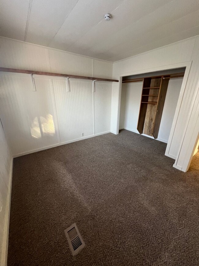 Building Photo - Room to spread out in this 3 Bedroom and 2 Bathroom - Pets Welcome