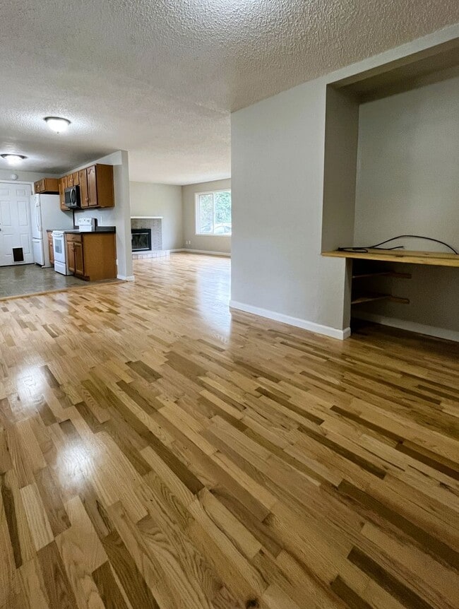 Building Photo - (OWE) 3 bed 2 bath home in Cal Young Neigh...