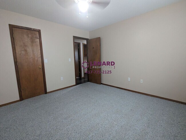 Building Photo - Spacious 3 Bedroom Home with Fenced Back Yard!