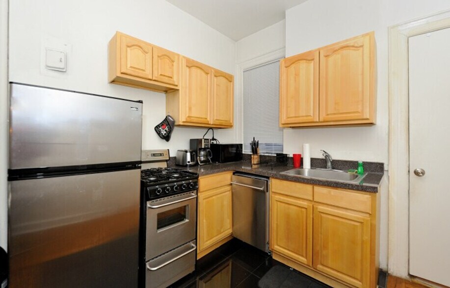 Building Photo - 440 W 45th St