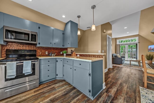 Building Photo - Furnished 1-Bedroom Upper Apartment on Main St