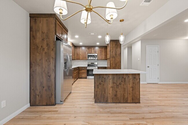 Building Photo - 2 Bed, 2 Bath Duplex