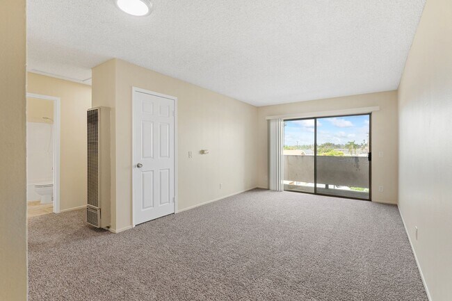 Interior Photo - 1070 Loma Ave