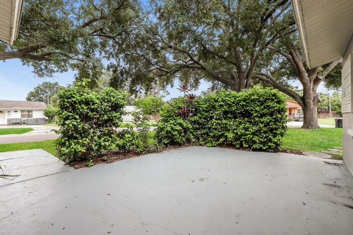 Building Photo - 779 Lynndale St N