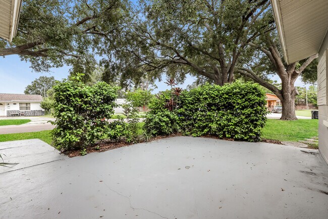 Building Photo - 779 Lynndale St N