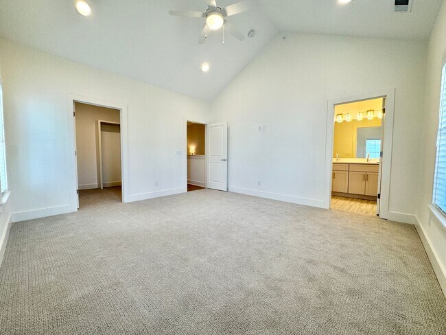 Building Photo - 3 Bedroom, 2.5 Bathroom Home w/ 2 Car Garage in Downtown Franklin