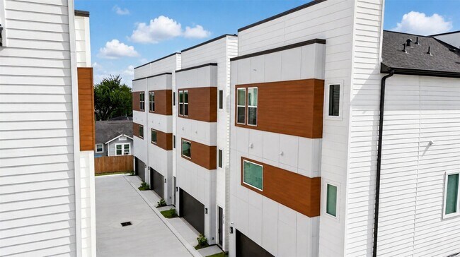 Building Photo - 2421 Harrington St