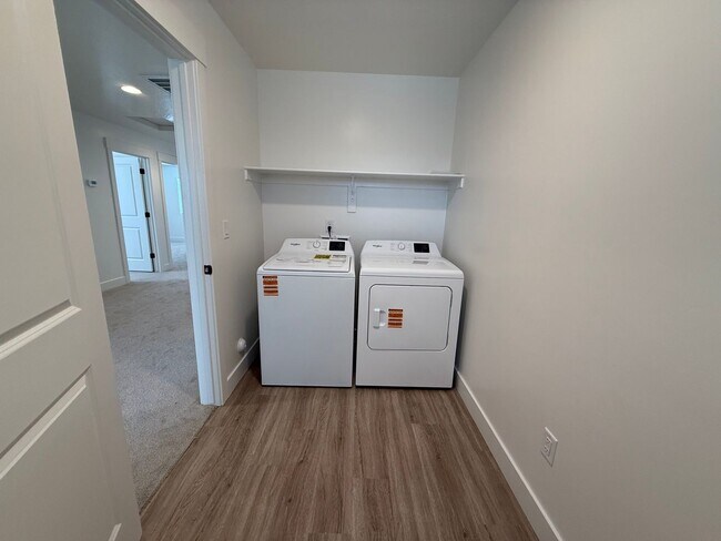 Building Photo - Brand New Townhome