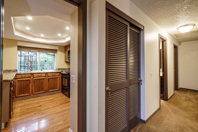Building Photo - 3 Bedroom 2 Bath Single Level with Fence B...