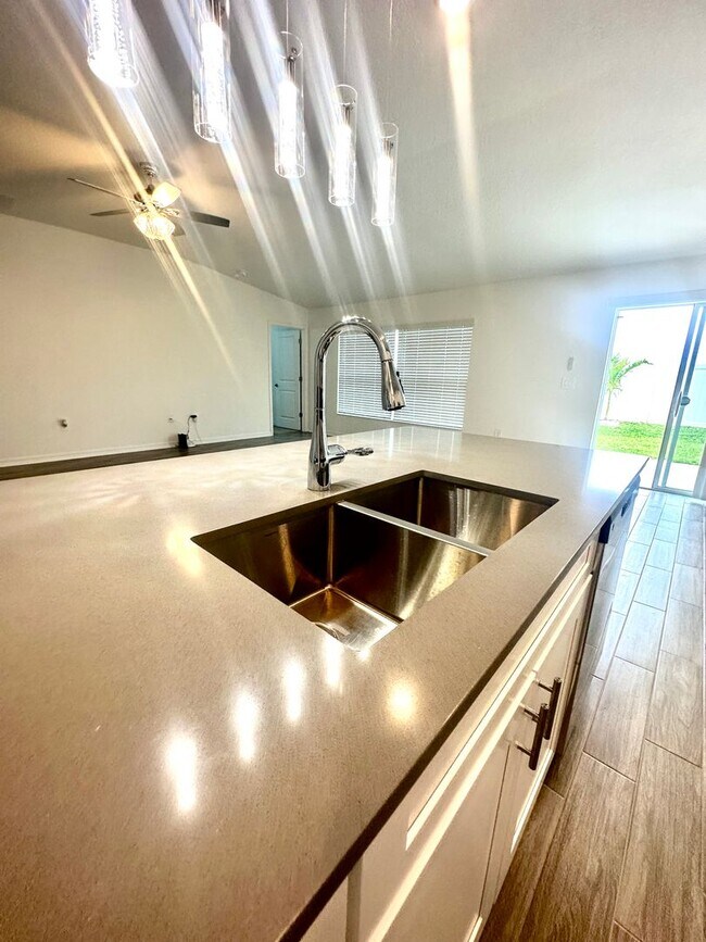 Building Photo - Brand New 4 bed inCypress Park - Haines City